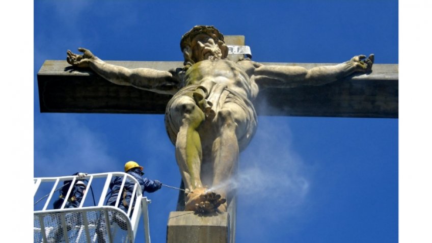 Se hidrolavaron el Cristo de las Sierras  y la Cruz del Calvario